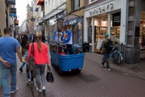 Blauwe Stint als mobiele DJ, in winkelstraat Den Haag