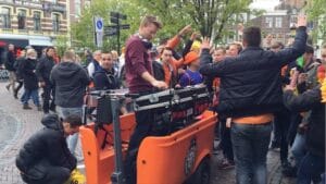 Oranje DJ Stint met Koningsdag, op de Bakkerbrug bij de McDonalds op de Oudegracht in Utrecht.