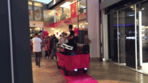 Stint met DJ rijdend door een winkelcentrum in Den Haag