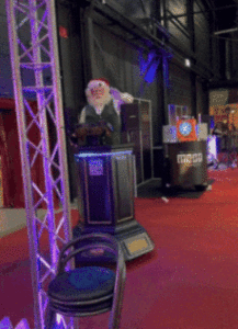 Een oude katheder op een beurs, die rondrijdt met een kerstman erin