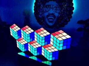 80's of 90's kubussen op de voorgrond en funk held in de achtergrond