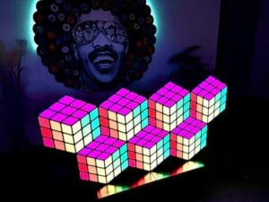 Stevie Wonder met Halo en kubussen op de voorgrond