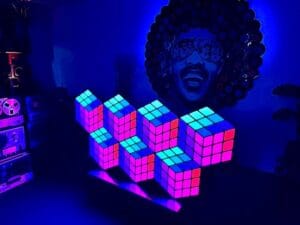 Blauwe retro vibe met led kubussen en bandrecorders