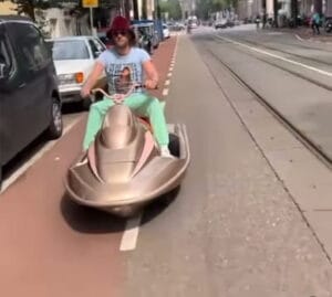 Rijdende Jetski in de hoofdstad