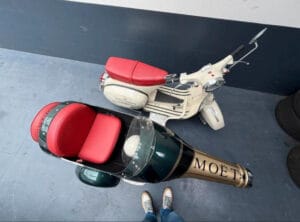 Vespa oldtimer scooter met zijspan van bovenaf bekeken