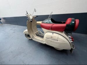 Zijkant van een oldtimer Piaggio Vespa zijspan