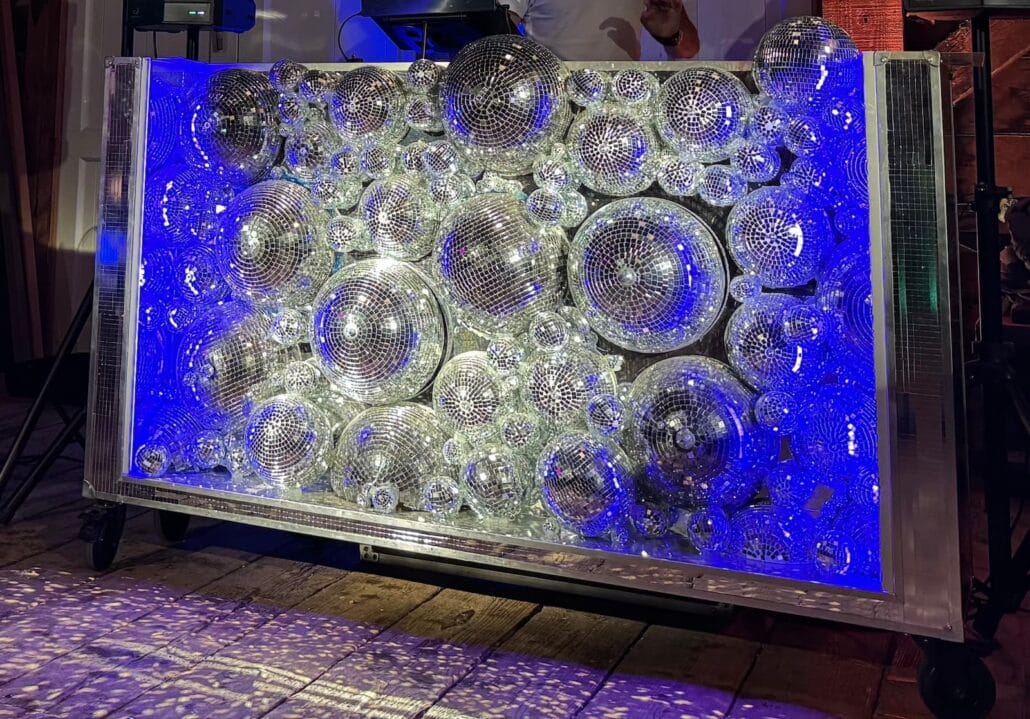 Een DJ meubel gemaakt van allemaal kleine discoballen