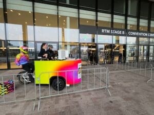 Een fel gekleurde DJ Bakfiets met dj's bij het Ahoy