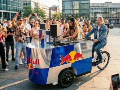 DJ Bakfiets met Branding Red Bull DJ Bakfiets met Branding Red Bull