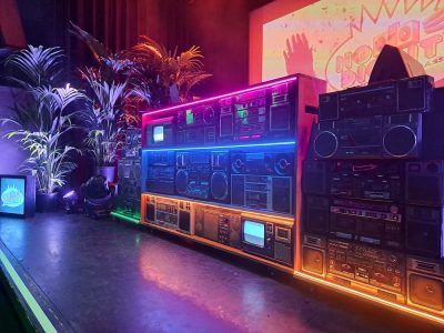 Eighties DJ Booth Boombox Nullies DJ booth in het Paard in Den Haag