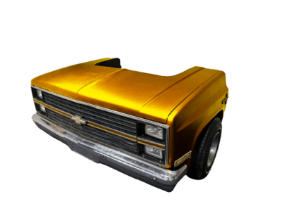 Voorkant van een gouden Chevrolet, omgebouwd tot DJ meubel