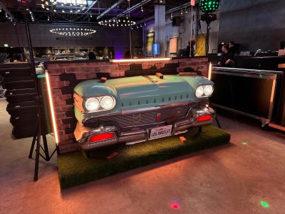 Latin DJ Booth Cuba Drive in Music Bingo Een neus van een amerikaanse auto uit de jaren 50, omgebouwd tot dj meubel