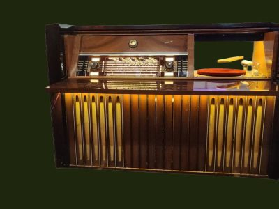 Fifties DJ Booth Vintage Radiomeubel Een oud radiomeubel met platenspeler en licht ingebouwd