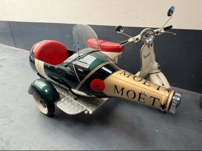 La Dolce Vespa mobiele dj te huur Een Champagnefles omgebouwd tot zijspan